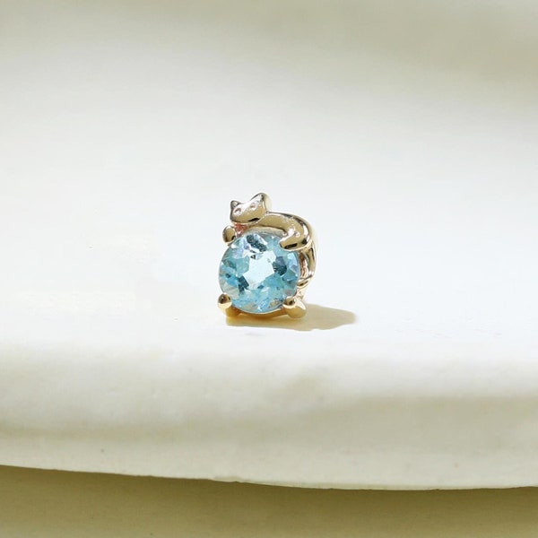 14K Solid Gold schlafende Katze Schweizer Blautopas Ohrring Niedliche Katze Blauer Edelstein Knorpel Helix Tragus Push Back Stud Einzigartiges Tier Piercing