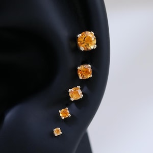 14k massief gouden citrien oorbellen in verschillende maten, ronde edelsteen, geschikt voor kraakbeenpiercings, helixpiercings, traguspiercings, oorlelpiercings en conchpiercings. Zonder schroefdraad en met druksluiting.