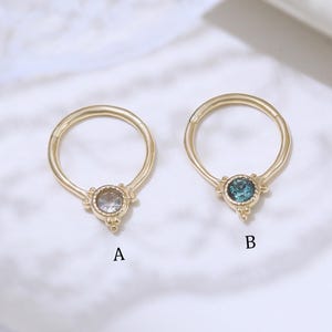 Puede incluir: Un juego de tres tazas de cerámica con un acabado moteado y mate. Las tazas son de color crema, gris claro y gris oscuro. Cada taza tiene un diseño simple y minimalista.