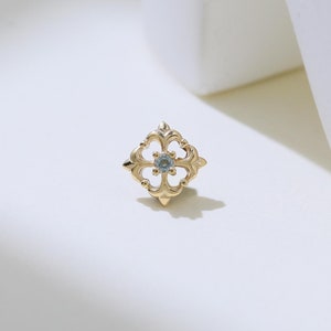 14K Solid Gold Schweizer Blautopas Fleur-de-lis aushöhlen Ohrring Königliche Blume Edelstein Knorpel Ohrläppchen Push Back Stud Boho Schmuck
