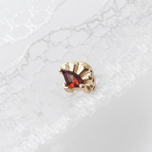 Orecchino a perno in granato rosso massiccio in oro 14K, delicato piercing a forma di ventaglio, gioiello con pietre preziose, orecchino a pressione, lobo dell'orecchio, labret, cartilagine, elica