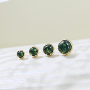 14K massief gouden mosagaat gepolijst meerdere maten stud minimalistische ronde edelsteen platte achterkant oorbel kraakbeen helix oorlel piercing