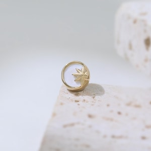 Brinco de estrela e lua em ouro maciço 14K MOP, cartilagem de hélice, lóbulo da orelha, labret, parte traseira plana, joia celestial, piercing minimalista feito à mão com pedras preciosas