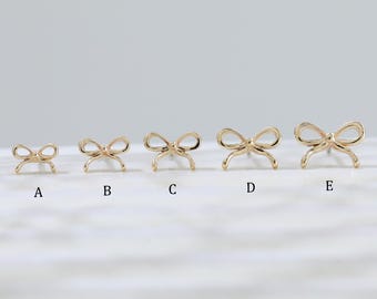 Pendiente de botón con lazo en oro macizo de 14 quilates con parte trasera plana, delicado lazo, cartílago, pasador sin rosca, minimalista, cinta, caracola, hélice, trago, lóbulo.