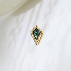 14Kソリッドゴールドモスアゲートローズ刻印スタッドイヤリングカイトシェイプジェムストーンスレッドレスプッシュピンミニマリスト軟骨ヘリックストラガスピアス