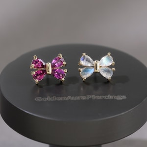 14K massief gouden strik labradoriet oorbel Rhodoliet vlinderstrik stud edelsteen kraakbeen Helix oorlel piercing minimalistische platte achterkant oorbel