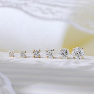 Orecchino a perno con diamante Moissanite in oro massiccio 14K, orecchino minimalista, orecchino a pressione piatto, orecchino a perno con cartilagine, labret e elica