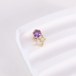 Orecchino in oro massiccio 14K con ametista, peridoto e moissanite, pietre preziose di forma multipla, cartilagine, elica, lobo dell'orecchio, trago, perno posteriore piatto, piercing geometrico
