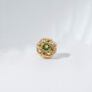 Pendiente de flor de peridoto de oro macizo de 14 quilates con gema vintage para cartílago, hélice, lóbulo de la oreja, labret, parte trasera plana, piercing minimalista, regalo de joyería