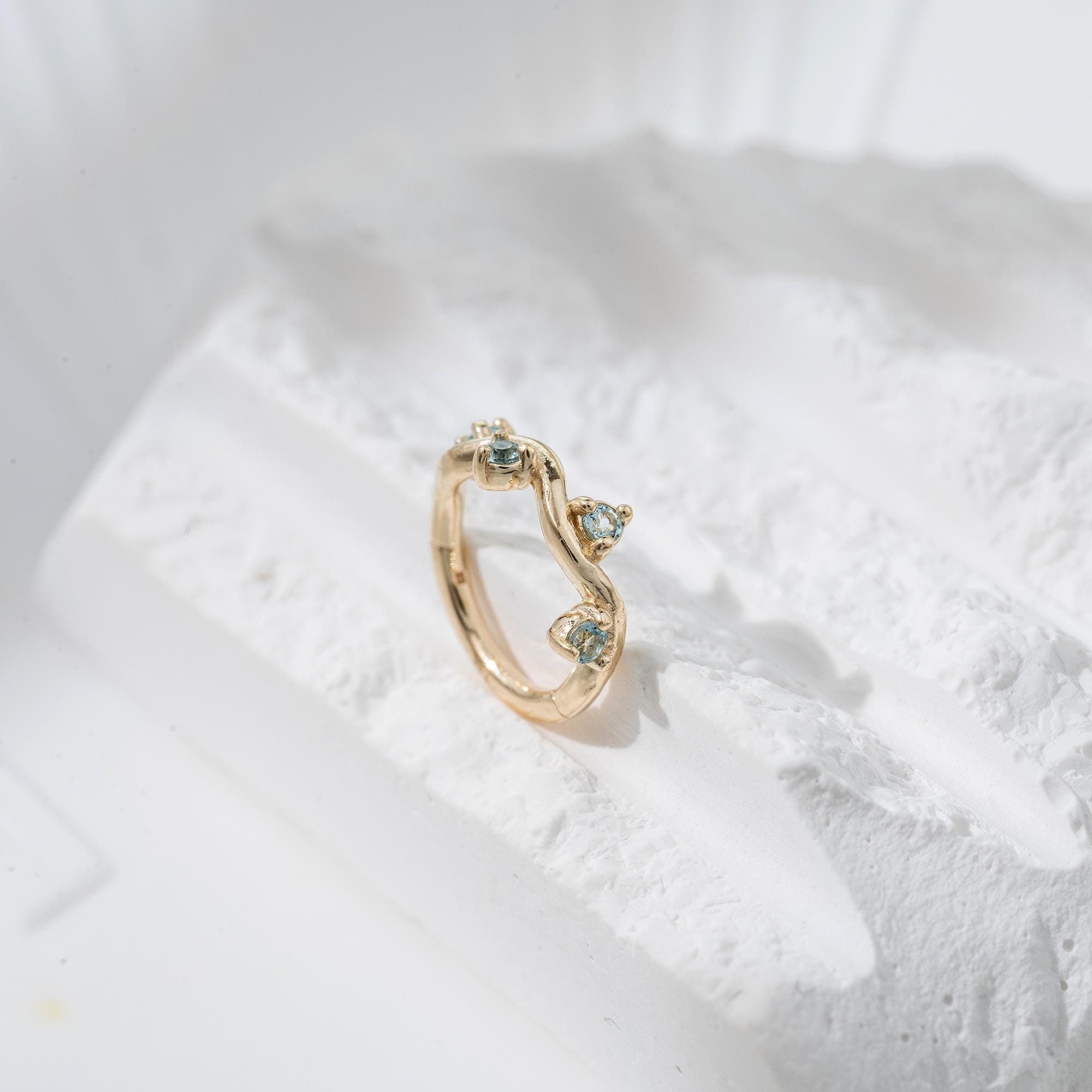 Brinco de argola Ocean Wave em ouro maciço 14K, topázio azul suíço, com dobradiça, pedra preciosa, cartilagem, hélice Daith, segmento Huggie, anel de septo, 16g