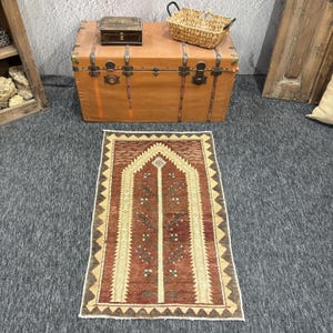 Alfombra turca pequeña, alfombra kurda Kars, alfombra marrón con forma de arco, 2,4 x 3,9 pies, alfombra de oración vintage anudada a mano, alfombra turca, alfombra Kars.