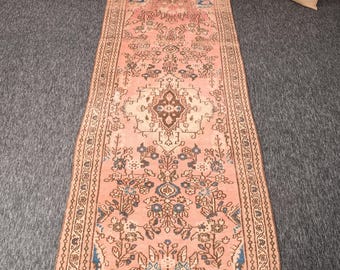 Tappeto vintage turco, 107 x 318 cm, tappeto Herki rosa con motivo floreale.