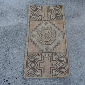 Mały turecki dywan, 1,4 x 2,9 stopy, dywan vintage, brązowy, patchworkowy dywan wełniany