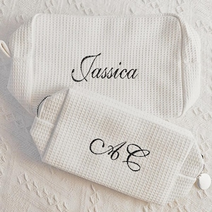 Trousse de toilette gaufrée brodée personnalisée Trousse de toilette de voyage écologique Trousse de maquillage initiales personnalisées Cadeau de demoiselle d'honneur Trousse de toilette de voyage