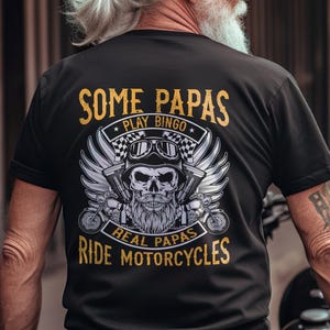 Camiseta divertida de papá motero. Algunos papás juegan al bingo. Los verdaderos papás conducen motocicletas. Regalo motero para él, papá, abuelo, esposo o para el Día del Padre. imagen 1