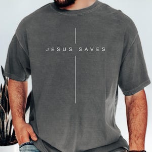 Camiseta con colores de Jesús que salva, camiseta cristiana minimalista, mercancía cristiana minimalista, regalo de ropa de fe, camiseta estética de Jesús