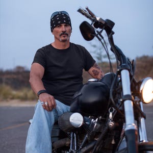 Camiseta divertida de papá motero. Algunos papás juegan al bingo. Los verdaderos papás conducen motocicletas. Regalo motero para él, papá, abuelo, esposo o para el Día del Padre. imagen 9
