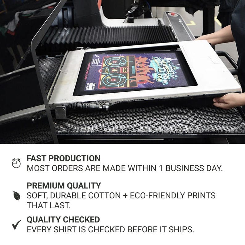 K&ouml;nnte beinhalten: Eine Siebdruckmaschine mit einem platzierten T-Shirt, das ein farbenfrohes Grafikdesign zeigt. Der Text auf dem T-Shirt ist teilweise sichtbar. Das Bild enth&auml;lt auch den Text "FAST PRODUCTION", "PREMIUM QUALITY" und "QUALITY CHECKED".