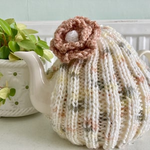 Daisy Tea Cosy/Cosy - Laine d&#39;Aran au design Daisy, pot de 4 à 6 tasses - couleurs plus douces à regarder