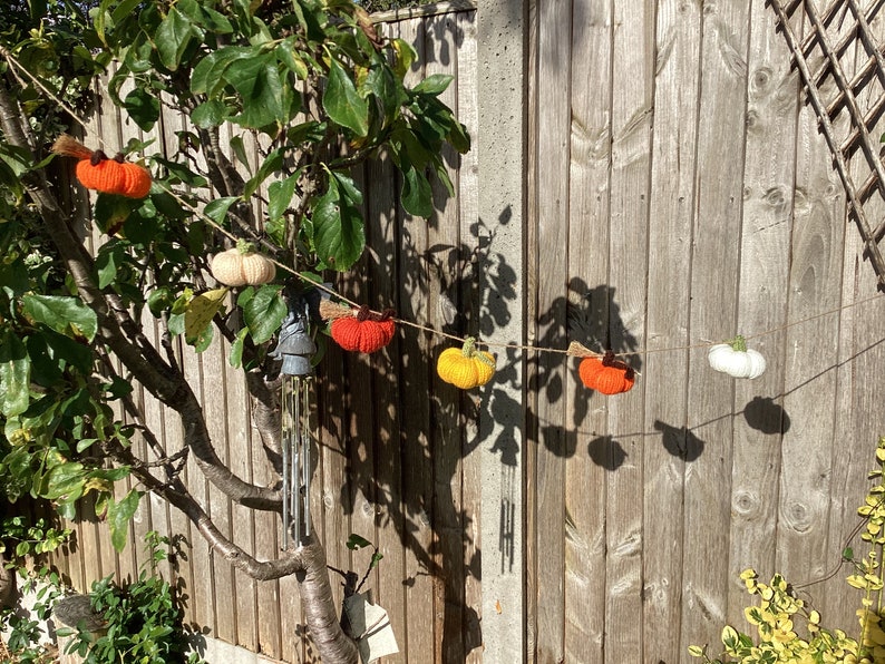 Décoration de guirlande de citrouilles pour Halloween ou l'automne, décorations de table d'automne pour Thanksgiving, 6 citrouilles et 3 balais image 6