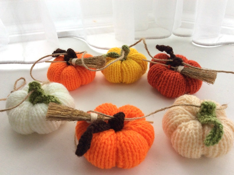 Pumpkin garland with 6 pumpkins in a mix of 5 shades