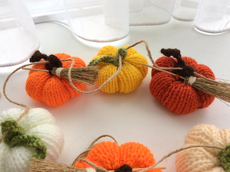 Décoration de guirlande de citrouilles pour Halloween ou l'automne, décorations de table d'automne pour Thanksgiving, 6 citrouilles et 3 balais image 4