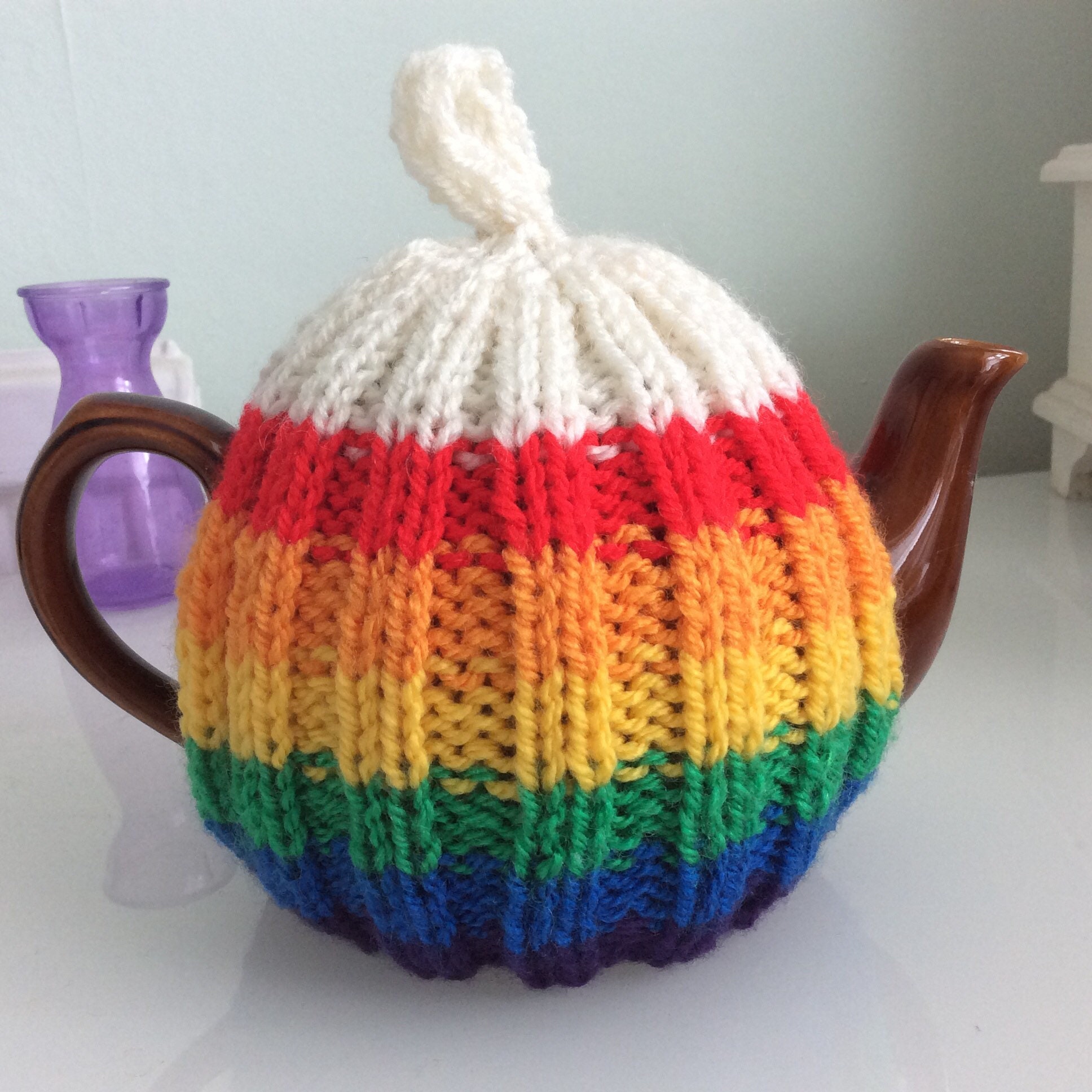 Petit Thé Tricoté Cosy - Arc-En-Ciel Pride Confortable Conçu Pour S'adapter à Un Petit Pot de 0, 5 P