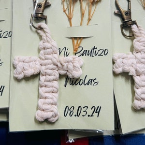 Llavero con cruz de macramé, recuerdos de fiesta, souvenirs de bautizo