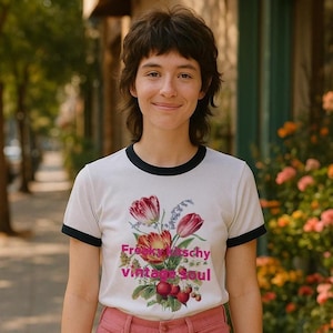 Camiseta retro floral con ribetes: estilo vintage kitsch y peculiar