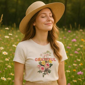 Hebrew Gratitude Shirt – Muda Ani Jewish Tee – Faith-Based Gift – Judaica Apparel for Women