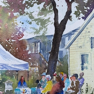 Könnte beinhalten: Aquarellmalerei einer Marktszene im Freien. Ein großer Baum mit burgunderfarbenen Blättern beschattet eine Gruppe von Personen, die an einem Tisch sitzen. Ein weißes Zelt und Gebäude befinden sich im Hintergrund. Das Kunstwerk ist unten links signiert.
