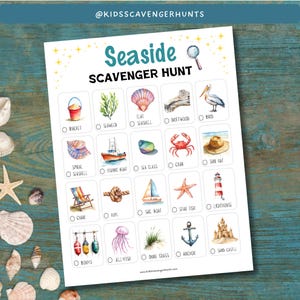 Op de afbeelding: Een printbare strand-speurtochtchecklist met illustraties van items om te vinden, zoals een emmer, zeewier, schelp, drijfhout, vogel, spiraalvormige schelp, vissersboot, zeeglas, krab, zonnehoed, stoel, touw, zeilboot, zeester, vuurtoren, boeien, kwal, duingras, anker en zandkasteel.