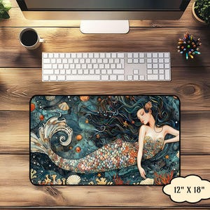Puede incluir: Una alfombrilla de rat&oacute;n azul y verde con una ilustraci&oacute;n de sirena. La sirena tiene el pelo largo y suelto y una cola con un patr&oacute;n de mosaico. La alfombrilla de rat&oacute;n mide 30,5 cm por 45,7 cm.