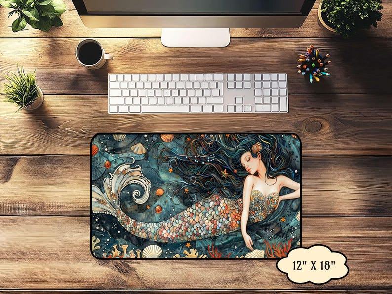 Puede incluir: Una alfombrilla de rat&oacute;n azul y verde con una ilustraci&oacute;n de sirena. La sirena tiene el pelo largo y suelto y una cola con un patr&oacute;n de mosaico. La alfombrilla de rat&oacute;n mide 30,5 cm por 45,7 cm.