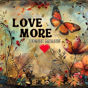 Puede incluir: Una alfombrilla de escritorio colorida con un dise&ntilde;o floral y una mariposa. El texto "LOVE MORE DESK MATS" est&aacute; impreso en la alfombrilla.