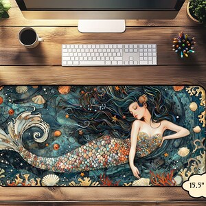 Puede incluir: Una sirena azul y verde con una larga cola fluida y una corona de conchas. Est&aacute; durmiendo en una cama de conchas y corales. El fondo es azul oscuro con estrellas y remolinos. La alfombrilla de rat&oacute;n mide 15,5 pulgadas por 31 pulgadas.