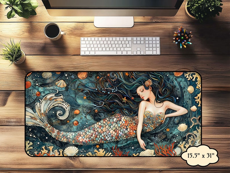 Puede incluir: Una sirena azul y verde con una larga cola fluida y una corona de conchas. Est&aacute; durmiendo en una cama de conchas y corales. El fondo es azul oscuro con estrellas y remolinos. La alfombrilla de rat&oacute;n mide 15,5 pulgadas por 31 pulgadas.