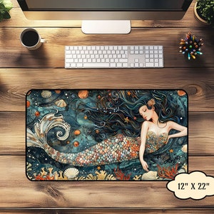 Puede incluir: Una sirena azul y verde con una corona de concha y una larga cola fluida. La sirena est&aacute; rodeada de conchas, estrellas de mar y coral. El fondo es azul oscuro con estrellas. La alfombrilla de rat&oacute;n mide 12 pulgadas por 22 pulgadas.