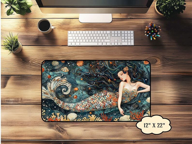 Puede incluir: Una sirena azul y verde con una corona de concha y una larga cola fluida. La sirena est&aacute; rodeada de conchas, estrellas de mar y coral. El fondo es azul oscuro con estrellas. La alfombrilla de rat&oacute;n mide 12 pulgadas por 22 pulgadas.