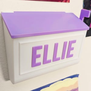 Gepersonaliseerde minispeelpostbus voor kinderen voor aan de deur en aan de muur met aangepaste naam - Ellies Notes Mailbox