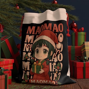 Könnte beinhalten: Eine schwarz-weiße Weihnachtstüte mit einem Anime-Charakter mit Weihnachtsmütze, der ein Geschenk hält. Auf der Tasche steht der Text "MAOMAO". Sie hat einen roten Kordelzugverschluss.
