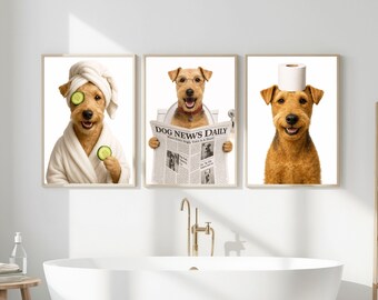 Peut inclure: Ensemble de trois impressions encadrées représentant des chiens dans des scènes de salle de bain humoristiques. Un chien porte une serviette de spa et des tranches de concombre, un autre lit "Dog News Daily", et le troisième a un rouleau de papier toilette sur la tête.