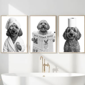 Puede incluir: Conjunto de tres impresiones enmarcadas en blanco y negro que representan perros en escenas de baño humorísticas. Un perro lleva una toalla y un albornoz de spa, otro lee un periódico y el tercero tiene un rollo de papel higiénico en la cabeza.
