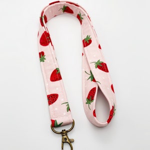 Porta credencial con cordón de fresa rosa / 100 % algodón y lavable / Cordón de fruta de verano / Hecho a mano en Florida, EE. UU. / Estética de leche de fresa