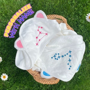 パーソナライズされた星座のフード付き幼児用タオル、刺繍されたカスタムベビーギフト、ベビーシャワーギフト、カスタム名と星座のフード付きタオル
