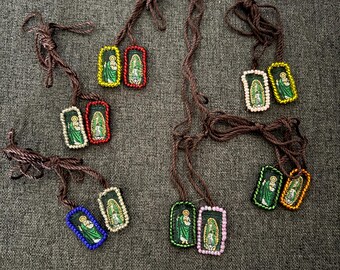 Escapulário de Nossa Senhora de Guadalupe feito à mão - Amuleto religioso mexicano colorido