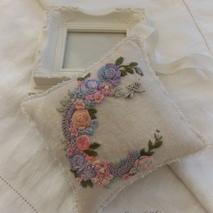 Bordado - Almohada decorativa colgante bordada a mano con borde de cuentas