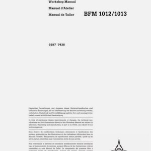 Op de afbeelding: Een witte werkplaatshandleiding met de titel "Werkstatthandbuch" en "Workshop Manual" in vette zwarte tekst. De handleiding bevat ook de tekst "Manuel d'Atelier" en "Manual de Taller". Het modelnummer van de handleiding is "BFM 1012/1013".