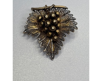 Broche vintage de hoja de parra con filigrana de topacio portugués y vermeil de plata esterlina / Regalo para amantes del vino