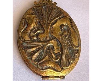 Vintage Oval Latón Locket Art Nouveau Repousse Floral Colgante Estilo Antiguo Foto Locket 2"